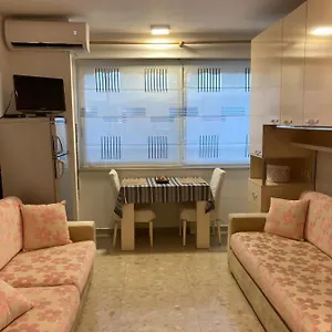 Daire Piazza Center, Tiran